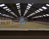 Te huur aangeboden een professionele paarden manege/complex/stallen Te huur aangeboden een professionele paarden manege/complex/stallen